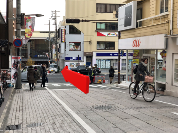 直進して横断歩道を渡るとJR摂津本山駅が見えます